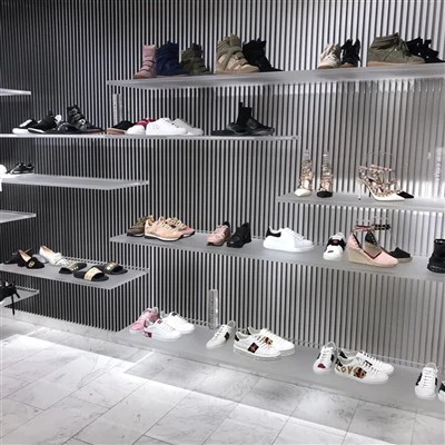 Rankinių parduotuvių rodymo įrenginiai