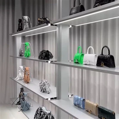 Rankinių parduotuvės ekrano lentyna