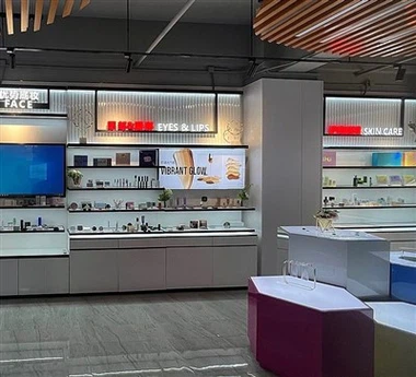 Kvepalų stiklo ekrano vitrina „Duty Free“ parduotuvė