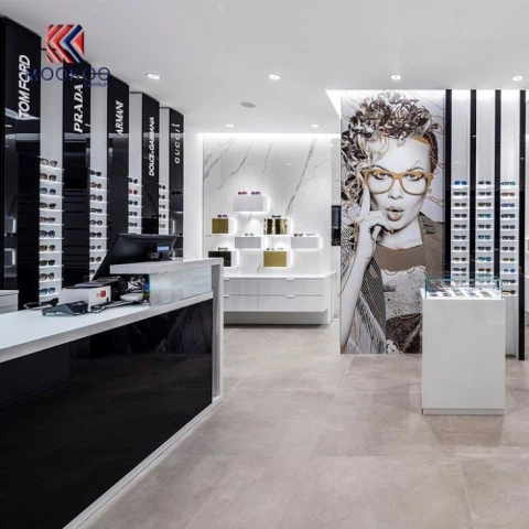 Interjero ryškių juodų ir baltų akinių nuo saulės akinių salonai