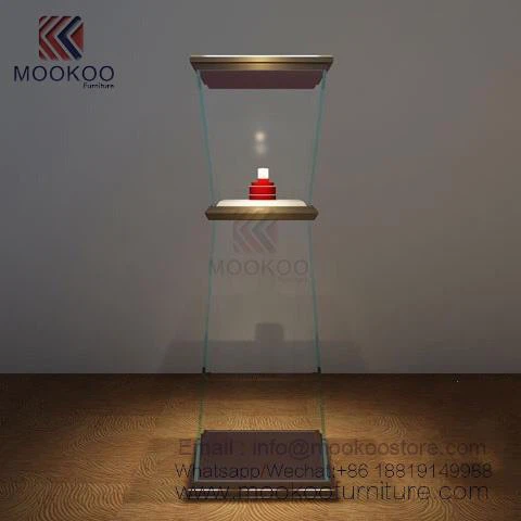 Stiklo bokšto vitrina