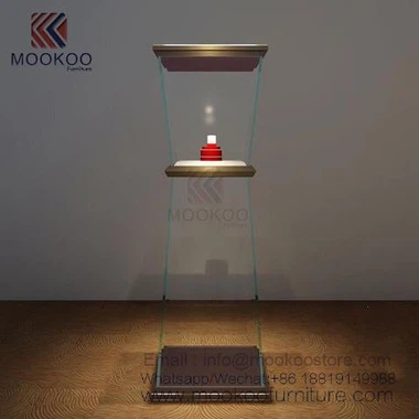 Stiklo bokšto vitrina