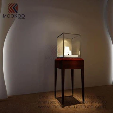 Juvelyrinių dirbinių vitrinos užrakinimas