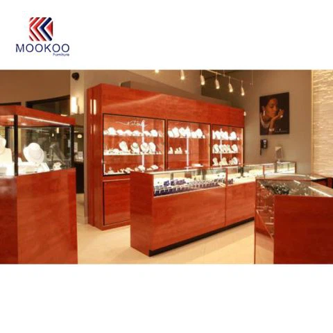 Prabangių juvelyrinių dirbinių vitrinos, skirtos papuošalų parduotuvėje